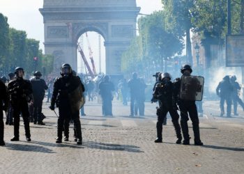 Zeci de mii de oameni protestează din nou în Franța împotriva permisului sanitar și vaccinării, instigați de lideri de extremă-dreapta