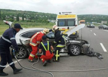 Accident la Orhei. Un Lexus a fost făcut zob. Șoferul a fost descarcerat și transportat la spital | FOTO