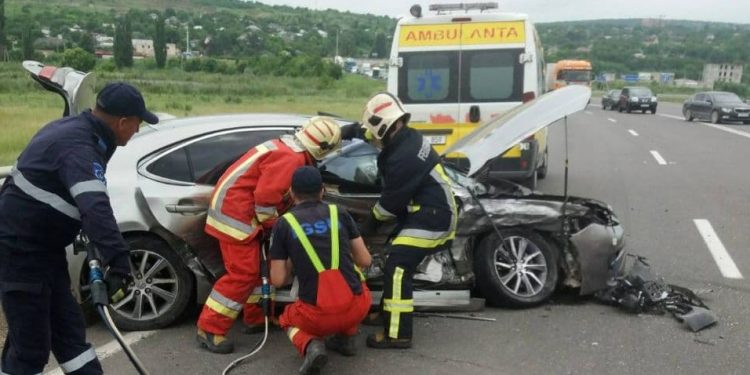 Accident la Orhei. Un Lexus a fost făcut zob. Șoferul a fost descarcerat și transportat la spital | FOTO