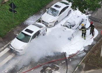 O mașină a luat foc din mers, la zebră, iar alta, parcată alături, a rămas cu bara din față topită de la flăcări | FOTO