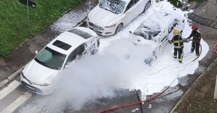 O mașină a luat foc din mers, la zebră, iar alta, parcată alături, a rămas cu bara din față topită de la flăcări | FOTO