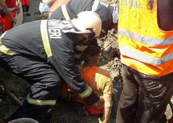 Un bărbat peste care s-a surpat un mal de pământ, salvat de pompieri | VIDEO