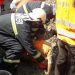 Un bărbat peste care s-a surpat un mal de pământ, salvat de pompieri | VIDEO