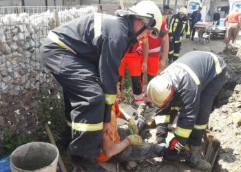 Un bărbat peste care s-a surpat un mal de pământ, salvat de pompieri | VIDEO