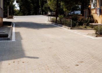 Locatarii a încă zece blocuri din municipiul Orhei practic nu-și mai recunosc ogrăzile. Primăria municipiului a finalizat lucrările într-un timp record | VIDEO