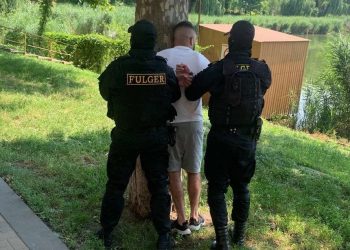 Rețineri cu mascați „Fulger, în capitală”. Trei bărbați, încătușați pentru șantaj. Cereau mii de euro fără motiv | VIDEO