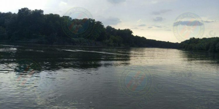 Minoră de 11 ani, găsită fără suflare pe malul unui lac. Aceasta ar fi plecat la scăldat cu familia