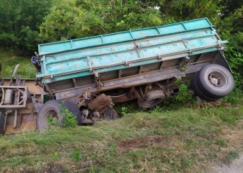 На трассе Тирасполь-Каменка перевернулся КАМАЗ, груженный пшеницей