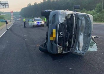 Un șofer de Mercedes s-a izbit într-un microbuz de pe ruta Orhei-Chișinău. Sunt răniți | FOTO