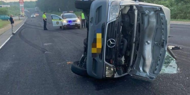 Un șofer de Mercedes s-a izbit într-un microbuz de pe ruta Orhei-Chișinău. Sunt răniți | FOTO