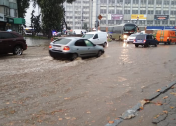 Ploaia a dat peste cap traficul din capitală. Troleibuzele au stat pe loc din cauza puhoaielor, iar mașinile au circulat bară la bară | VIDEO