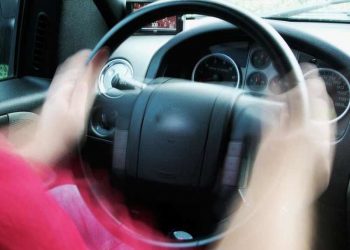 Женщина решила испытать веру в Бога и отпустила руль на высокой скорости