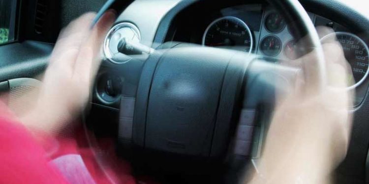 Женщина решила испытать веру в Бога и отпустила руль на высокой скорости