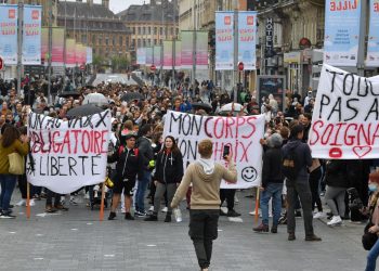 Proteste masive în Franţa faţă de măsurile lui Emmanuel Macron privind vaccinarea şi certificatul COVID-19 | VIDEO