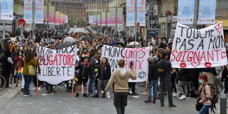 Proteste masive în Franţa faţă de măsurile lui Emmanuel Macron privind vaccinarea şi certificatul COVID-19 | VIDEO