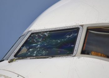 Un avion Emirates a fost ciuruit de grindină. Aeronava a aterizat de urgență | FOTO