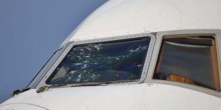 Un avion Emirates a fost ciuruit de grindină. Aeronava a aterizat de urgență | FOTO