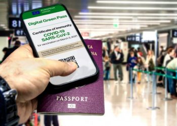 Moldovenii cu cetățenie română care s-au vaccinat peste Prut pot obține pașaportul COVID, recunoscut în UE | VIDEO