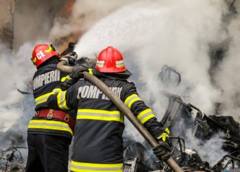 Incendiu puternic într-o hală de reciclare din România: 11 victime, dintre care cinci sunt intubate