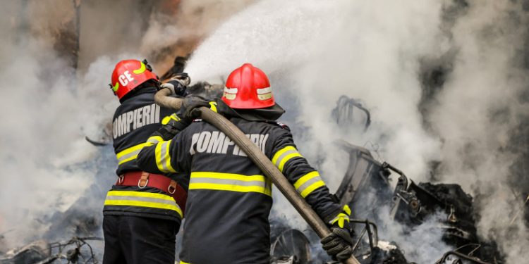 Incendiu puternic într-o hală de reciclare din România: 11 victime, dintre care cinci sunt intubate
