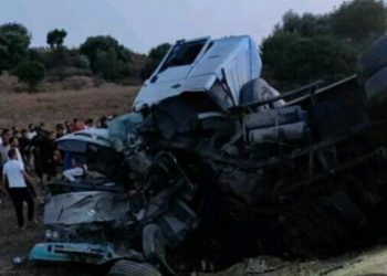 Cel puţin 18 oameni care se întorceau dintr-o excursie au murit după ce un camion a intrat într-un autocar în Algeria