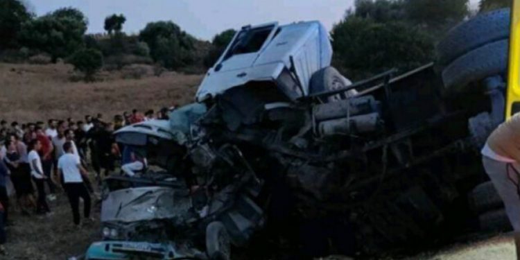 Cel puţin 18 oameni care se întorceau dintr-o excursie au murit după ce un camion a intrat într-un autocar în Algeria