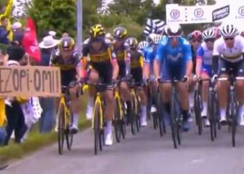 O spectatoare a provocat un carambol de proporții la Turul Franței. Femeia a fost arestată | VIDEO