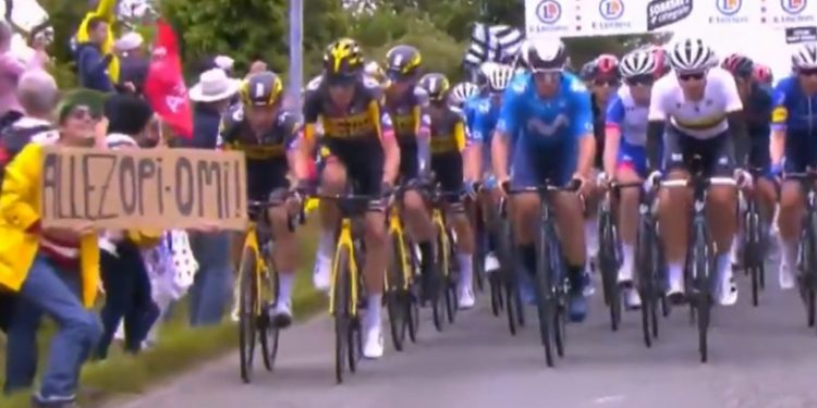 O spectatoare a provocat un carambol de proporții la Turul Franței. Femeia a fost arestată | VIDEO