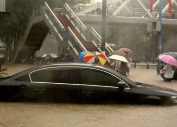 Наводнения в китайской провинции Хэнань унесли жизни более 20 человек