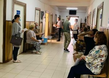 Zeci de oameni au venit de dimineață la Maratonul Vaccinării de la Ialoveni pentru a se imuniza împotriva COVID-19 | FOTO