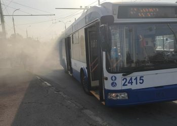 Un troleibuz cu 10 pasageri la bord, cuprins de fum pe șoseaua Hîncești din capitală. Reacția RTEC