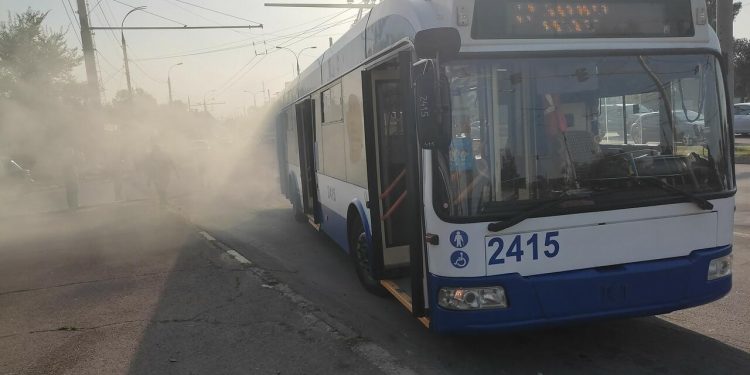 Un troleibuz cu 10 pasageri la bord, cuprins de fum pe șoseaua Hîncești din capitală. Reacția RTEC