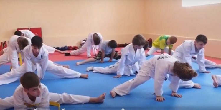 Grație autorităților locale din Taraclia, micii sportivi din oraș se antrenează într-o nouă sală de sport: Înainte ne antrenam într-o casă de rugăciune, acum avem aer condiționat și saltele | VIDEO