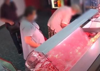 I-a promis unei bătrâne că o va ajuta să ajungă acasă, dar i-a furat portmoneul cu pensia pe mai multe luni | VIDEO
