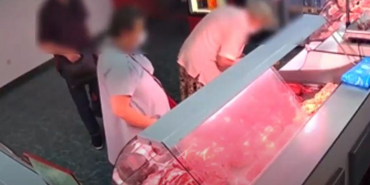 I-a promis unei bătrâne că o va ajuta să ajungă acasă, dar i-a furat portmoneul cu pensia pe mai multe luni | VIDEO