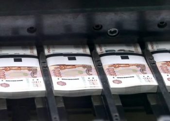 Un bărbat din Rusia s-a trezit în cont cu peste 1 mil. €, bani virați din greșeală, și a început să-i cheltuiască. După 6 luni, eroarea a fost descoperită