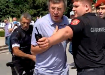 Reprezentanții AUR au încercat să blocheze marșul Comuniștilor și Socialiștilor | VIDEO