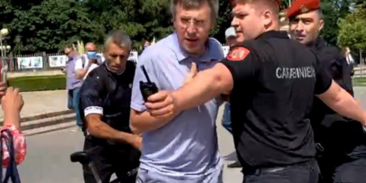 Reprezentanții AUR au încercat să blocheze marșul Comuniștilor și Socialiștilor | VIDEO