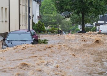 44 человека погибли, около 70 пропали без вести: В Германии ливни не прекращаются четвертые сутки | VIDEO