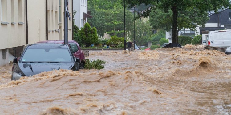 44 человека погибли, около 70 пропали без вести: В Германии ливни не прекращаются четвертые сутки | VIDEO