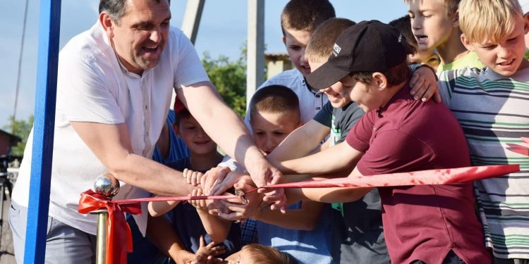 Zeci de copii mulțumiți. Alte patru terenuri de joacă au fost construite în localitățile din raionul Orhei | FOTO