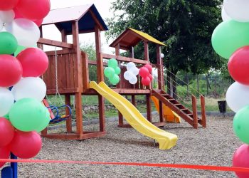 Zeci de copii mulțumiți. Alte patru terenuri de joacă au fost construite în localitățile din raionul Orhei | FOTO