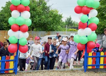 Zeci de copii mulțumiți. Alte patru terenuri de joacă au fost construite în localitățile din raionul Orhei | FOTO