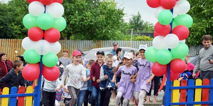 Zeci de copii mulțumiți. Alte patru terenuri de joacă au fost construite în localitățile din raionul Orhei | FOTO