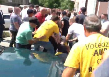 Bătaie în toată regula între unioniști și socialiști. Violețele au degenerat după ce AUR a protestat la sediul PSRM | VIDEO