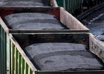 Более 90 вагонов сошли с рельсов после столкновения грузовых поездов в Приамурье