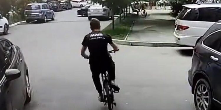 Momentul furtului unei biciclete, surprins de camerele de supraveghere | VIDEO