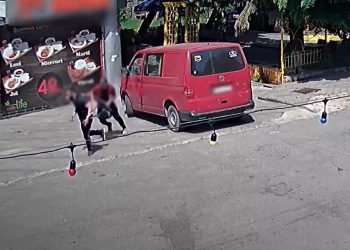 A vrut să fure o geantă, dar a fost reținut de proprietar. Momentul – surprins de camere | VIDEO