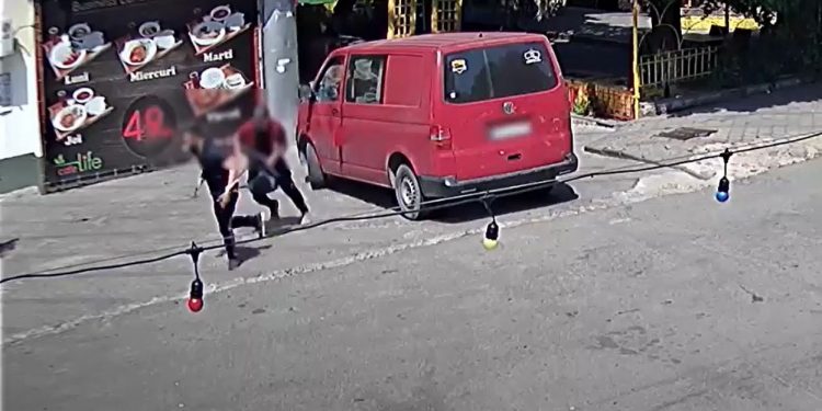 A vrut să fure o geantă, dar a fost reținut de proprietar. Momentul – surprins de camere | VIDEO