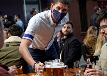 Ce țări din Europa impun pașaport de vaccinare pentru cei care vor să meargă la restaurante, cluburi, piscine, teatre